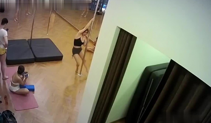 【极品稀缺 ️破解摄像头】钢管舞舞蹈室破解头偷拍 ️身材不错的小姐姐日常练功跳舞 适合高难度动作
