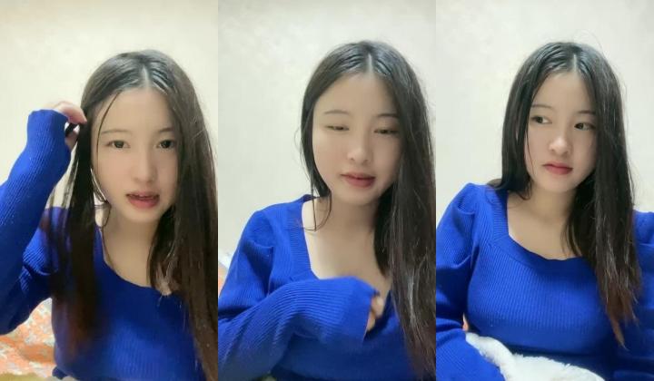 甜美邻家小妹！一身蓝衣气质超棒！一对大奶子，张开双腿特写揉穴，多毛骚逼爽的流白浆