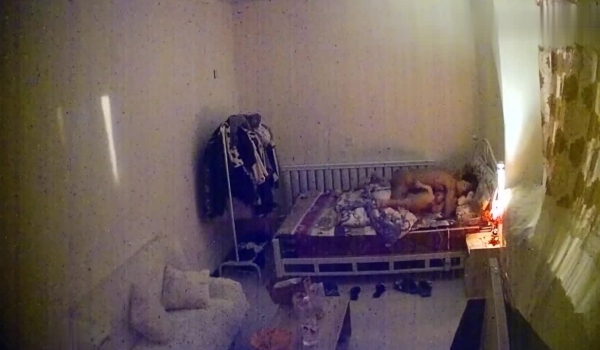 出租房网络摄像头破解偸拍有点像姐弟恋的排骨小哥抽根烟吃点东西回床爆操大波妹人虽瘦但是打炮猛