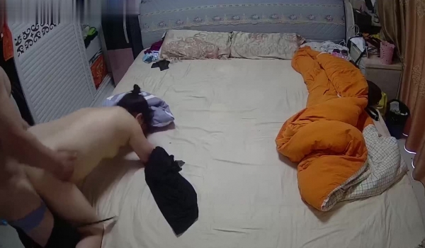 【家庭摄像头】年轻夫妻与中年夫妻呈现不一样的做爱体验