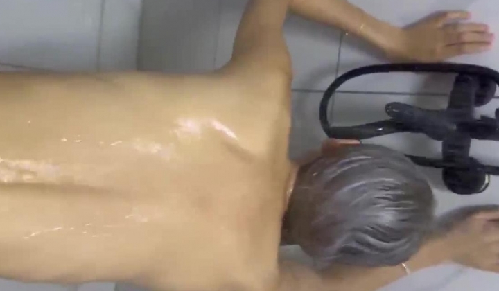超级无敌嫩妹子，长相甜美，刚破处没多久，金主不懂怜香惜玉，干得她要哭了