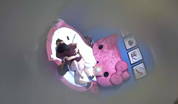 主题酒店大学生带女友开房，被摄像头偷拍，眼镜文静小妹也很骚，进来就脱掉裤子舔屌，衣服还没脱后入大屁股，各种姿势配合