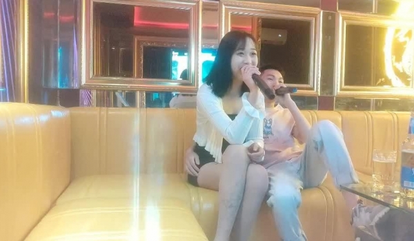 【怨种探花】KTV搞美女，包臀裙美腿，唱着歌摸奶扣穴，扛起双腿操美女害羞，操起了好紧