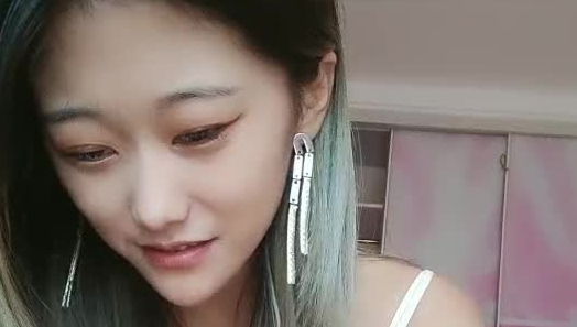 无毛小太妹的直播生活，AV棒闯天下，小骚逼很性感颜值很不错，AV棒塞逼里自慰爽的直哆嗦呻吟可射