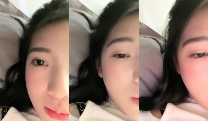 最新，南京上学，真实校园宿舍，【大二学妹】。胸围34D，馒头粉逼，可以空降线下约，舍友在旁边，极品极品