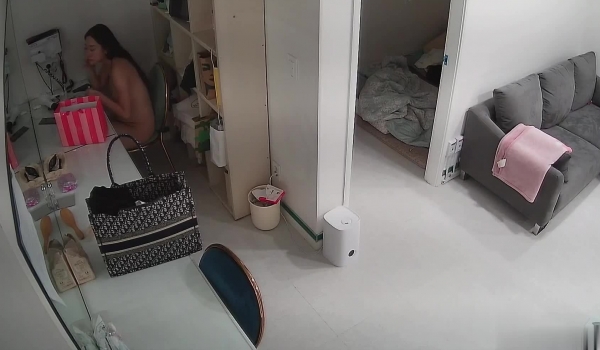 《居家摄像头破解》偷拍女生宿舍一个美女刚洗完澡光熘熘的出来换衣服