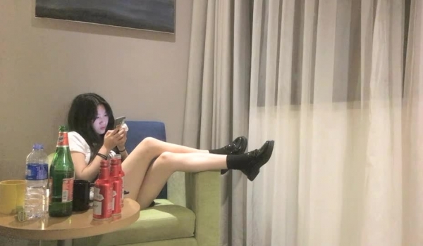 泡良达人，完整版未流出，【666绿帽白嫖良家】，酒吧带回两个美女，酒精刺激下，敞开心扉的同时也要肉体
