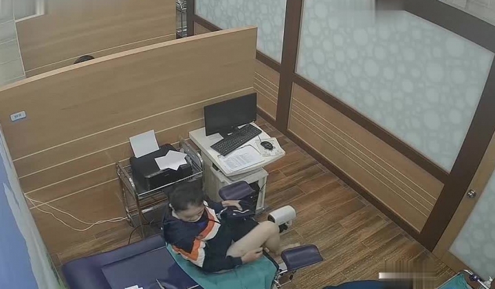 《妇产科监控破解》多位美女少妇张开大腿让医生又抠又摸检查阴道
