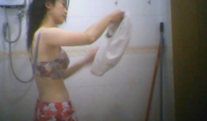 咸湿房东真实偷拍合租姐妹们下班后日常洗澡，身材都不错，年轻温柔漂亮