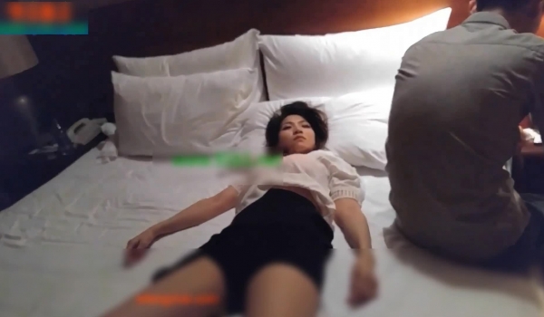 奶子上有纹身的超短裙性感同事参加公司年会后在KTV玩的太嗨喝多了被男同事带到酒店半推半就给干了