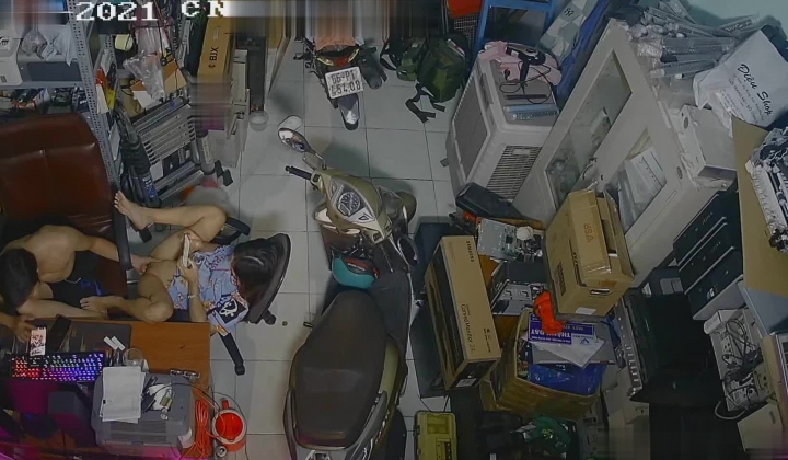 黑客破解摄像头监控偷拍 电脑维修店内夫妻口爆啪啪 超刺激！