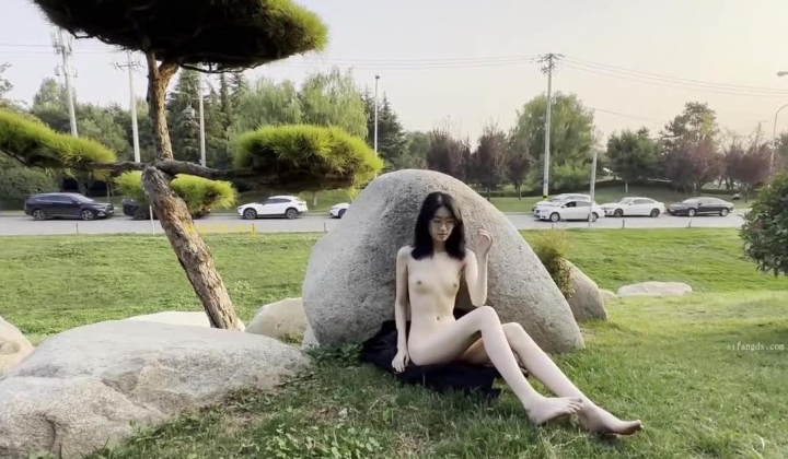 西蒙工作室-濑濑-苗条文静眼镜美少女各种户外场景大胆露出，天桥，江边，公园里，在人来人往的地方全裸露出，好刺激，差点被发现了~