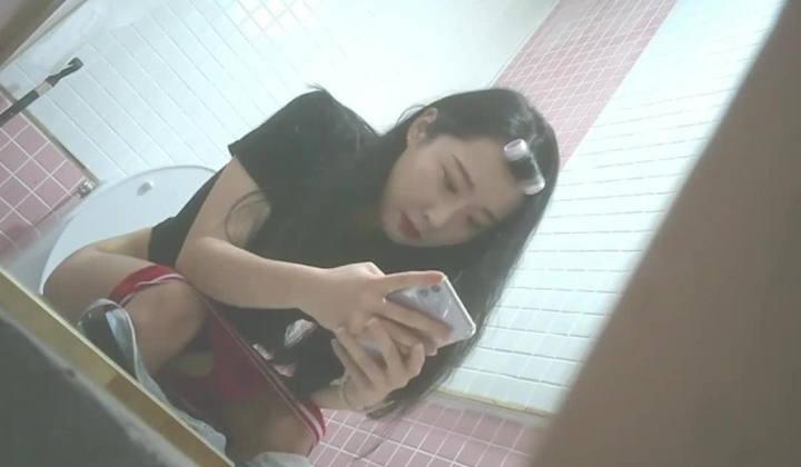 快餐店公共女厕真实偷拍多位学生妹小姐姐方便，尿完不像是擦逼倒像是自摸