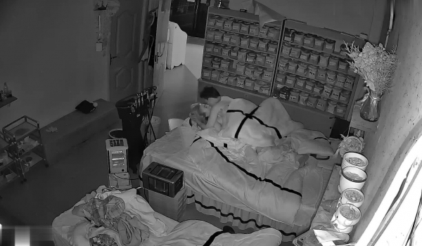 美容美体会馆摄像头破解真实偸拍，离异老板娘住在店里与新交的男友天天造爱，饭可以不吃炮一定得打