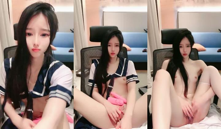 超淫荡的白丝制服小妹全程露脸大秀直播，女神颜值互动撩骚，道具抽插白虎骚穴跳蛋摩擦，呻吟可射精彩别
