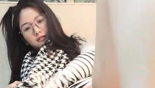 高颜值眼镜妹子性感高跟鞋沙发上自慰 抬起脚掰开逼逼跳蛋震动非常诱人