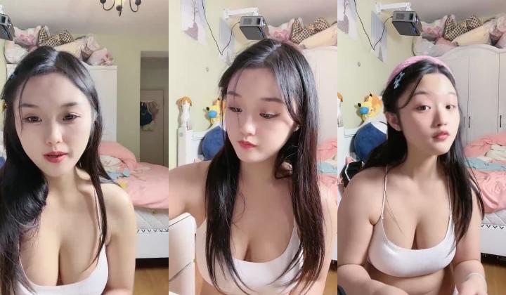 D杯小白露脸新人兼职直播撩骚狼友，听狼友指挥漏出骚奶子揉捏，特写逼逼展示，互动撩骚洗澡诱惑不要错
