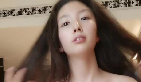 身材不错颜值很高的清纯少女酒店一个人精彩大秀直播，全程露脸性感火辣艳舞，揉奶玩逼掰开给狼友看粉嫩