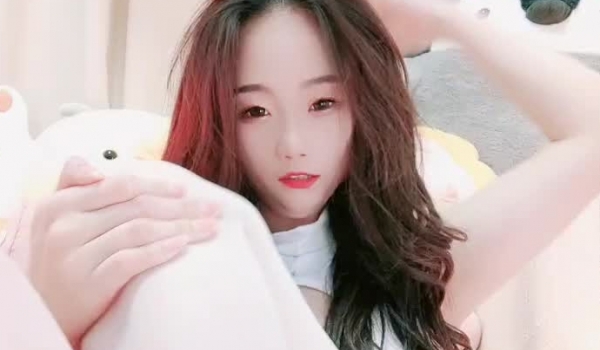 极品骚气主播【七月未央】人美下面也漂亮，跳蛋自慰震出白浆~叫声极度淫荡诱惑！冲起来狼友们！！