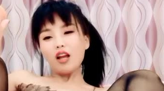 阴毛旺盛 有纹身的主播 在家里和炮友啪啪大秀 后入 女上位各种姿势操逼 道具双插 逼逼吸烟 玩法