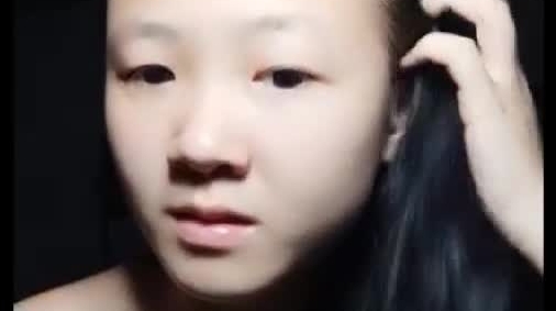 家境贫寒的纯情小村姑在家直播赚钱 妈妈也好奇过来看看