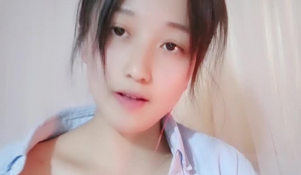 迷人的小少妇全程露脸大秀直播，在狼友的指挥下脱光，用黄瓜抽插骚穴掰开给狼友看特写，高潮喷尿呻吟可