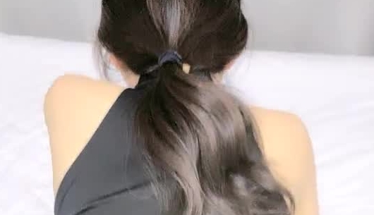 【Avove】最强美腿蜜臀尤物 肉色丝袜黑色蕾丝内裤,无套内射，妹子长相可能不是最漂亮的，但那双