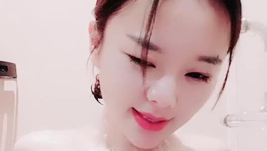 长得很骚的妹子露脸浴室洗澡自慰勾引大秀，把身体洗干净床上放荡，口交假几把激情抽插看白浆直流，精彩