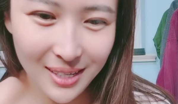 温柔的小少妇露脸深夜撩骚互动狼友，脱了衬衫就开始骚，揉奶玩逼自慰，逼逼里塞着跳蛋，扣着逼要舔狼友
