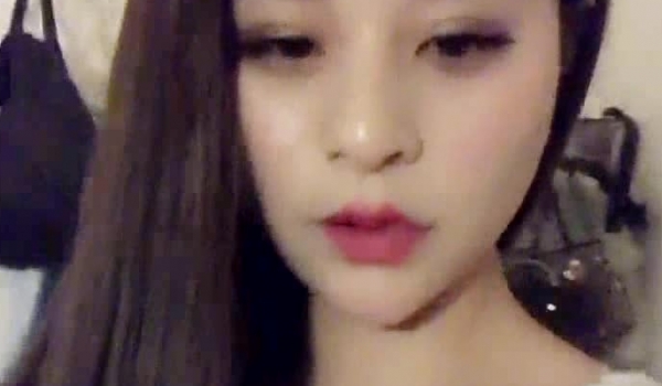 高颜值白富美女主播全程露脸大秀美人儿够火辣劲爆把整个香蕉塞进阴道自慰搞得小穴不停唿吸对白清晰