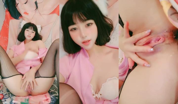 粉里透红的妹子全程露脸激情大秀，开档黑丝鲍鱼好美，道具激情抽插骚穴淫水直流表情好骚，浪叫呻吟不止
