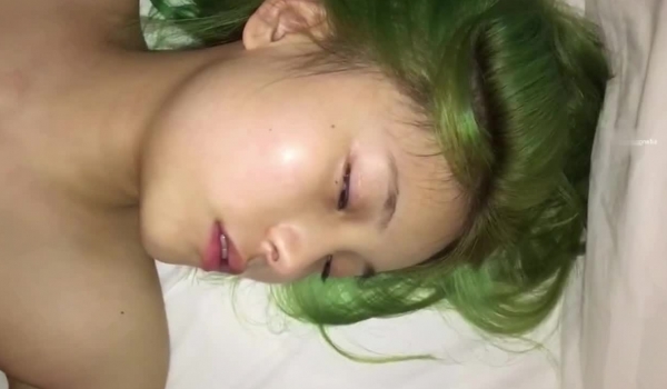 极品时尚绿发美女被下药后随意玩丝袜足交啪啪等