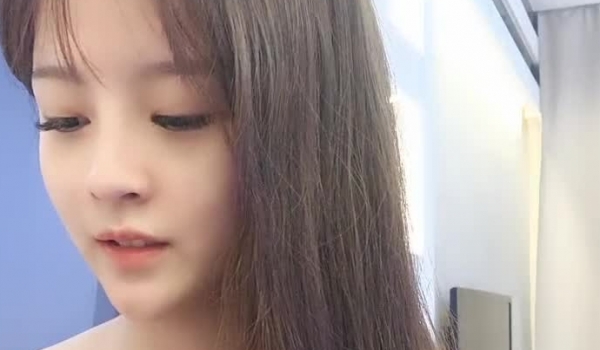 我和我的高颜值闺蜜，全程露脸姐妹花一起激情大秀，吃奶舔逼淫荡风骚听指挥，吸奶器加跳蛋玩弄奶头坐插