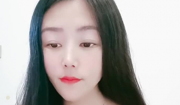 巨乳御姐【奈子】，两只大奶子吊着在胸前，晃啊晃，像荡千秋一样，真想把鸡巴放在上面荡！