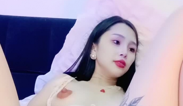 比较有韵味的高跟大奶子骚少妇，激情大秀直播，道具抽插骚穴淫水多多，乳晕很大的骚奶子，浪叫呻吟不止