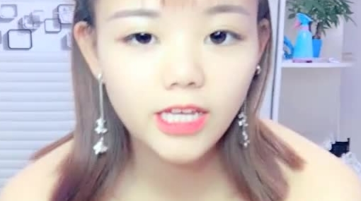 年轻小嫩妹 发育却不错 直播大秀揉奶掰穴