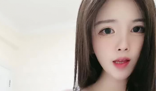 颜值女神露脸精彩大秀直播，漏出性感的大奶子，给狼友看自己的性爱短片，淫声荡语互动撩骚，抠逼浪叫呻