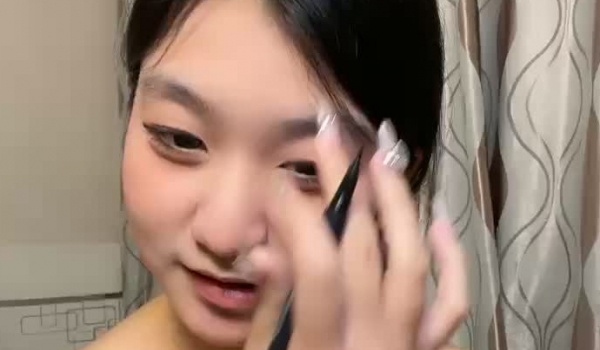 被男友抛弃的极品小太妹全程露脸跟狼友发骚大秀直播诱惑，奶子比心小嫩穴特写，精彩刺激淫声荡语不断别