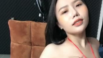 肚兜美人露脸激情大秀诱惑狼友，妩媚风情揉奶玩逼，淫水多多边摸边叫诱惑狼友，表情好骚，精彩不要错过