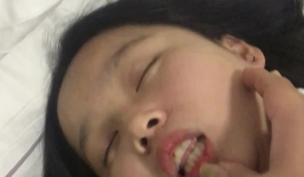 【MJ极品】价值1500RMB的年轻巨乳小妹下药失去意识任人玩弄啪啪 无套内射 两颗球球是真的大