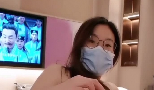 套路婊白天和男友逛街买东西，晚上回来直播赚钱，深喉怼嘴，巨乳吊钟奶子爽翻天