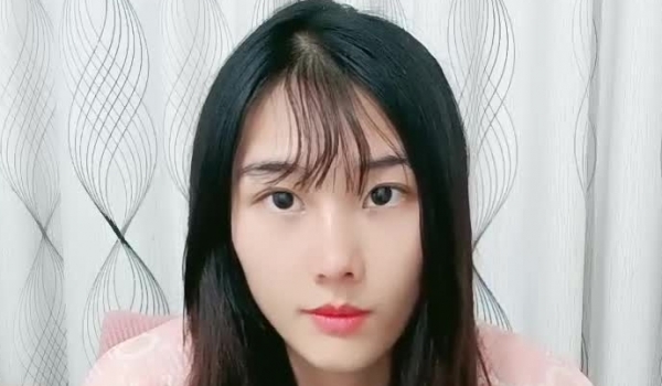 刚下海不久的清纯小妹又来了，全程露脸听狼友指挥全脱光大秀直播，揉奶玩逼给狼友看，自慰呻吟