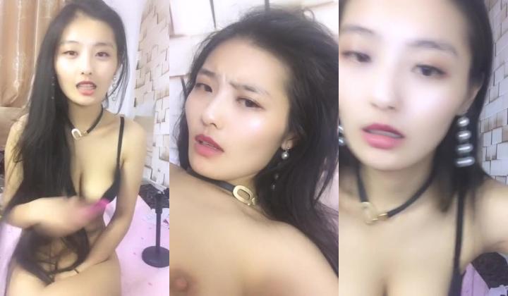 火辣人妻蜜汁丝袜先吃雪糕再吃鸡巴，露脸直播啪啪大秀短粗鸡巴直接深喉插入小嘴，被舔骚逼浪叫，压在身