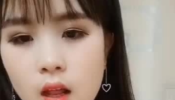 长相甜美新人萌妹子自慰第四部 沙发上跳蛋震动逼逼非常粉嫩