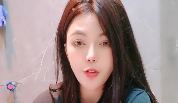 微胖才是极品，高颜值模特露脸精彩大秀直播，大奶肥臀极品鲍鱼水多粉嫩，淫声荡语坐插骚穴，高潮不断好