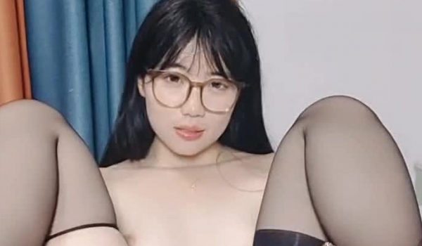 非常可爱的学妹，全程露脸黑丝短裙白衬衣，性感诱惑互动狼友撩骚脱光光，逼里塞着跳蛋自慰呻吟，表情好