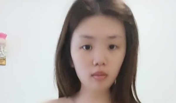 大奶良家小少妇下海直播赚钱，全程露脸这大奶子晃的人眼晕，自己舔奶头好骚，骚穴特写自己抠逼叫声骚浪