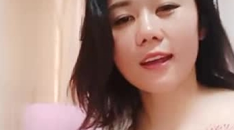 非常敞亮的大姐露脸情趣装直播一多大秀，迷人的少妇销魂的表情性感的纹身，道具抽插骚逼大秀，淫声浪语
