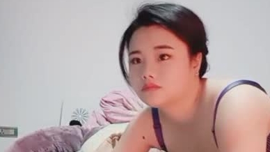 丰满又风骚韵味少妇穿着开档情趣丝袜和炮友啪啪大秀 先口后啪很是淫荡