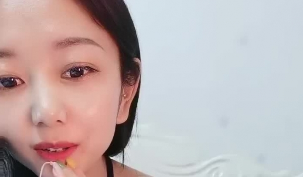 绿播转黄温柔系美妞，喜欢玩王者，放得开大尺度收费秀，肉丝美腿跳蛋塞穴，半脱下内裤翘起美臀，跳蛋拉